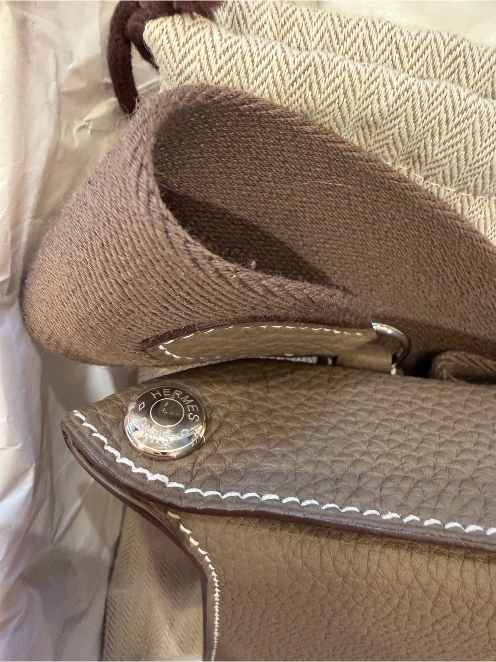 Hermès Videpoches Crossbody Bag in Etoupe Togo Leather - Picture 2 of 6
